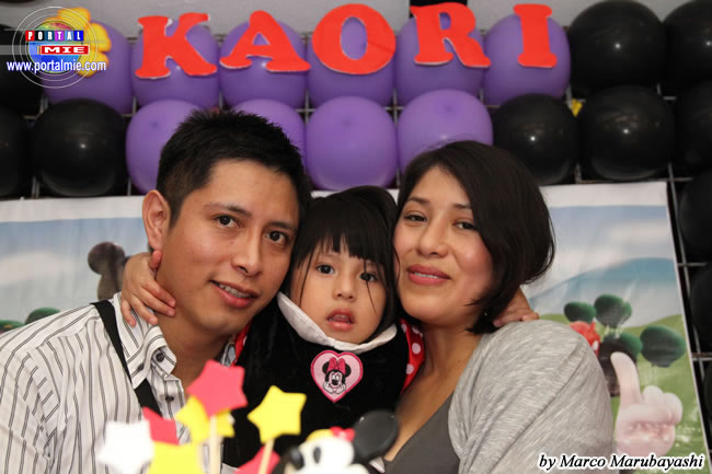 Kaori junto a sus padres