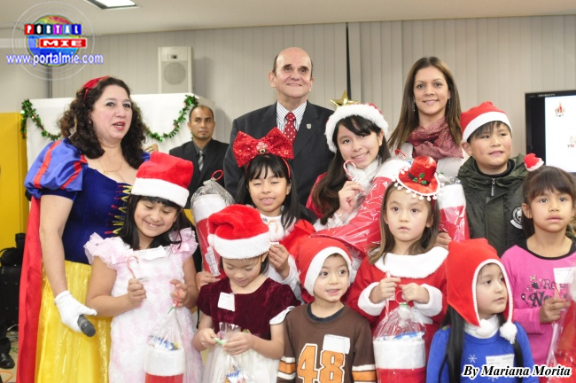 El Cónsul entregó regalos a los niños que portaban prendas navideñas