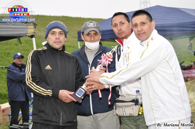 Hugo Fernandez entregando la Copa al equipo Campeón, Los Cachorros