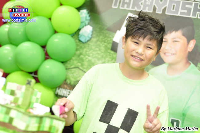 Takayoshi súper feliz, celebrando sus 11 años!