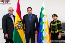 Emb. Erick Saavedra (centro), Dr. Luis Eduardo y Lic. Jimena Nasif