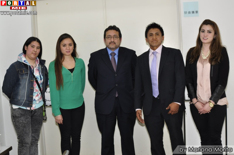 Consul General del Peru en Tokio acompanado de Angel La Rosa y su equipo de trabajo.