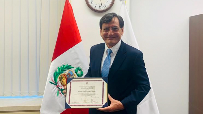 Reconocimiento al doctor Raúl Ortega por el «Día de los peruanos que residen en el exterior»